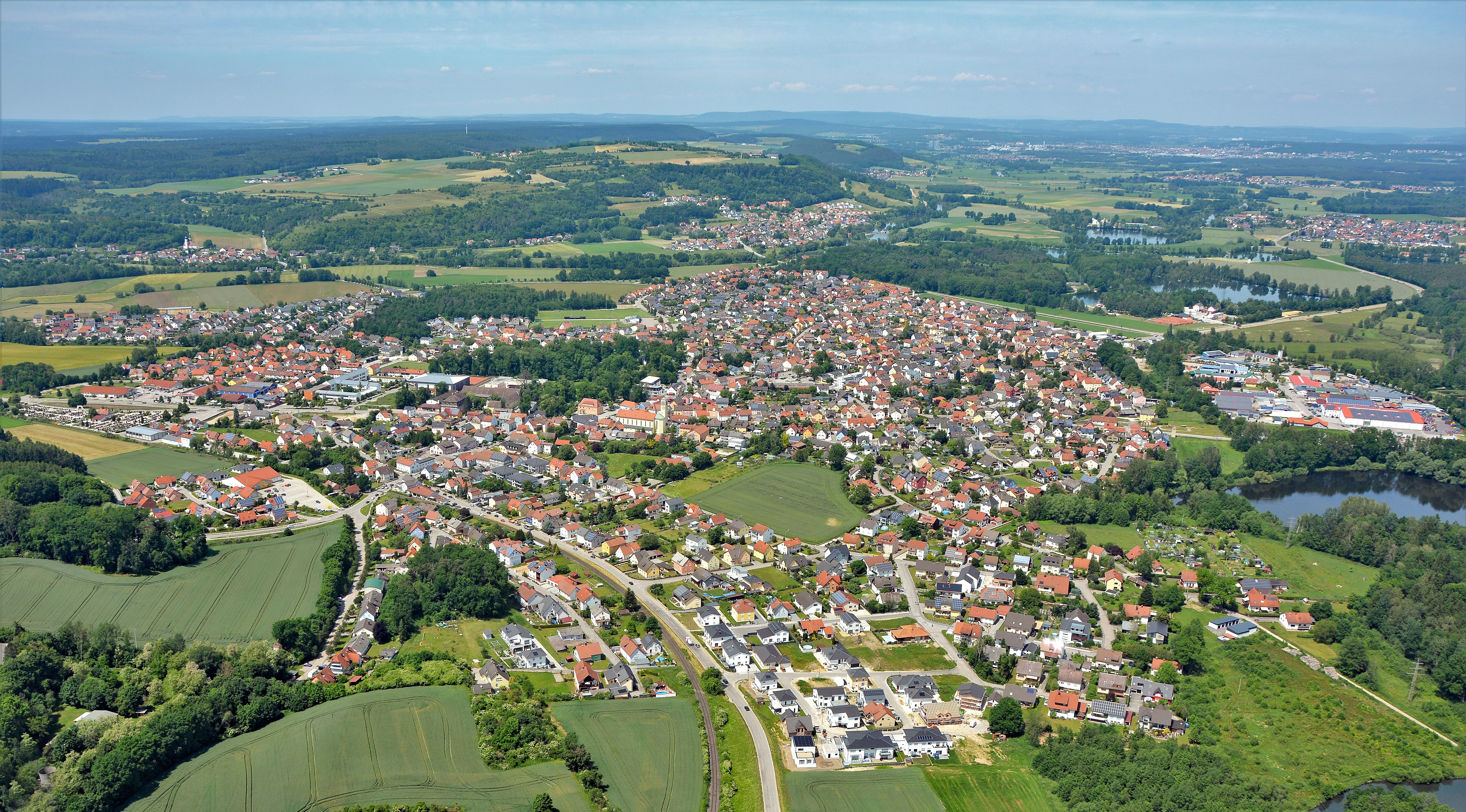 Blick auf das Stadtgebiet von Teublitz aus der Sicht eines Flugzeugs. Am Hintergrund der Horizont.