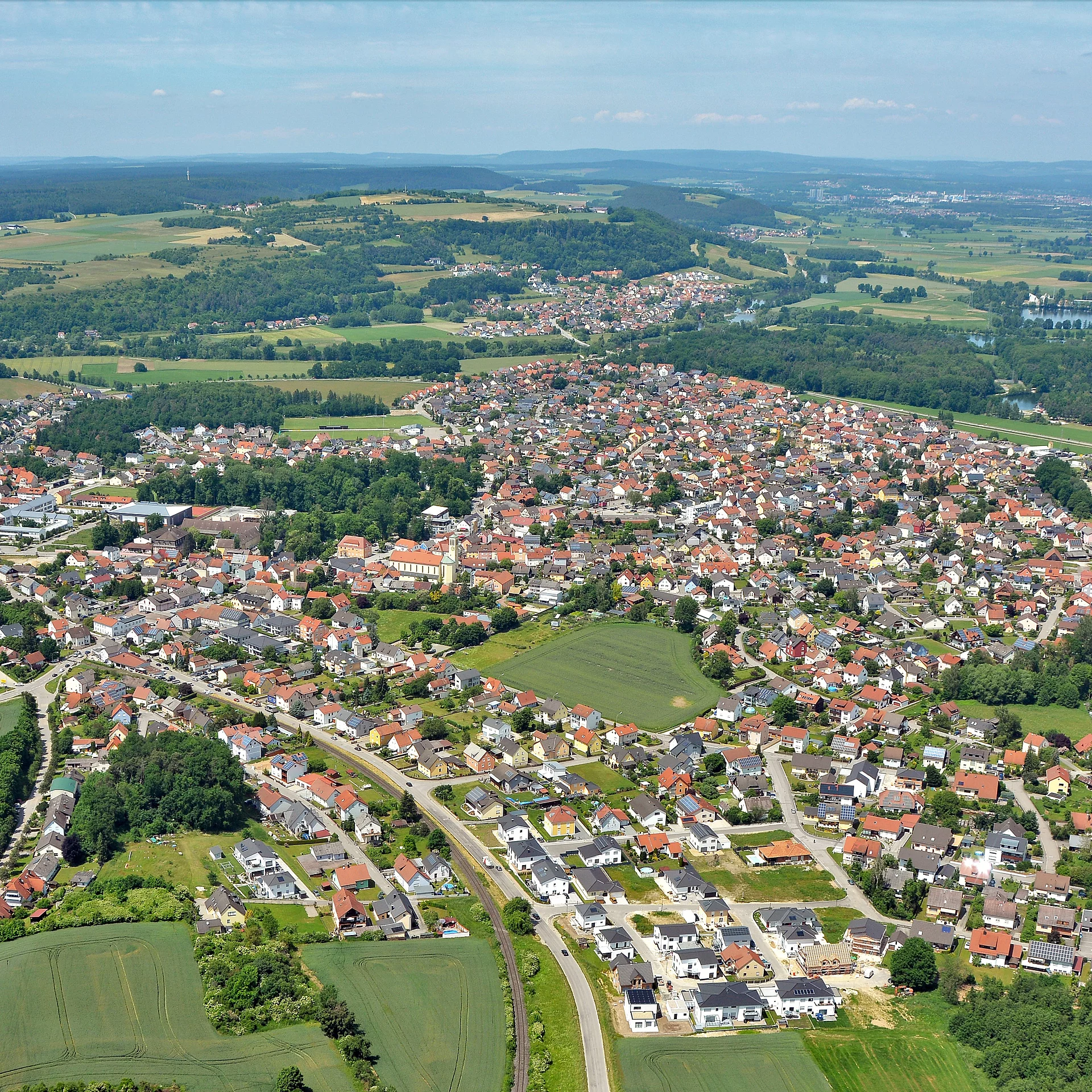 Blick auf das Stadtgebiet von Teublitz aus der Sicht eines Flugzeugs. Am Hintergrund der Horizont.