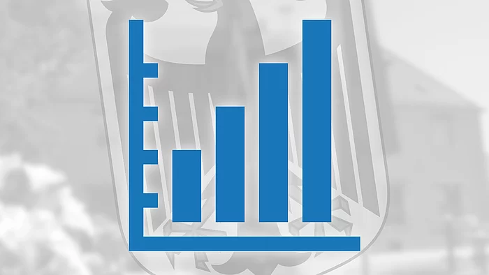Grafik einer Statistik im Vordergrund. Im Hintergrund das Wappen der Bundesrepublik Deutschland und eine Ansicht des Rathauses.