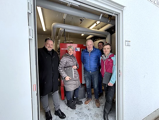 Vertreter der Stadt und der beteiligten Firmen besichtigten die neue Heizungsanlage im Technikraum des Bauhofs.