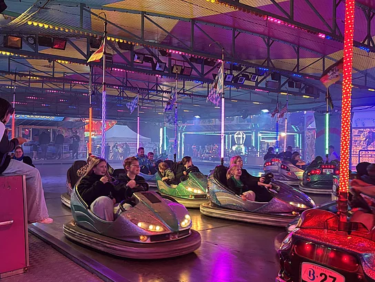 Buntes Lichtermeer und jede Menge Fahrspaß: Der Autoscooter zählte auch beim Teublitzer Volksfest 2026 wieder zu den beliebtesten Attraktionen.