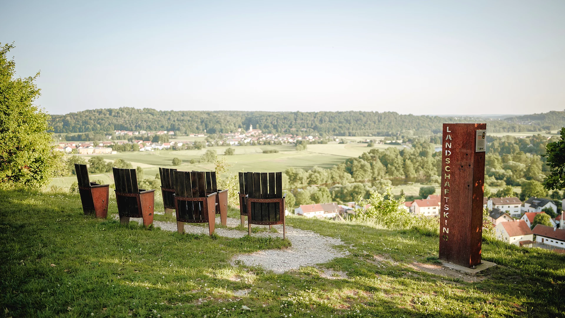 Sitzbänke, die der Optik von Kinosesseln nachempfunden sind, ausgerichtet mit Blck über das Panorama der Teublitzer Ortsteile Saltendorf und Premberg.