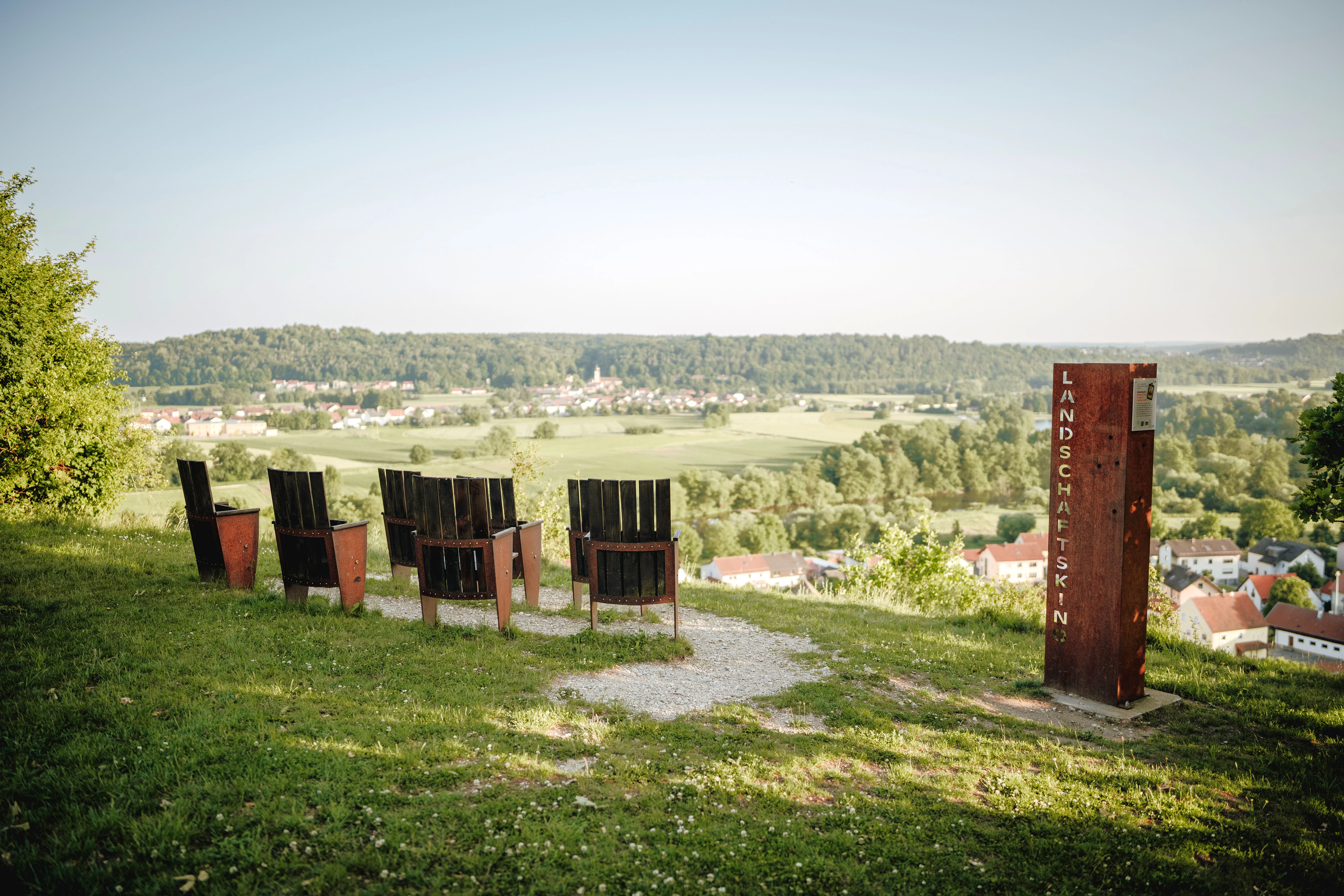 Sitzbänke, die der Optik von Kinosesseln nachempfunden sind, ausgerichtet mit Blck über das Panorama der Teublitzer Ortsteile Saltendorf und Premberg.