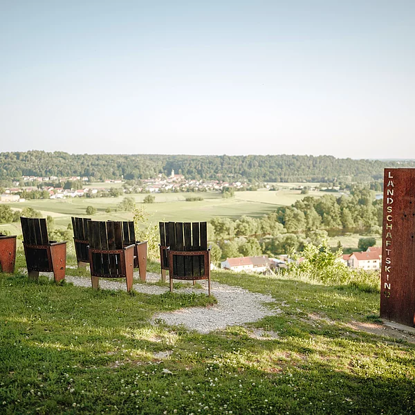Sitzbänke, die der Optik von Kinosesseln nachempfunden sind, ausgerichtet mit Blck über das Panorama der Teublitzer Ortsteile Saltendorf und Premberg.