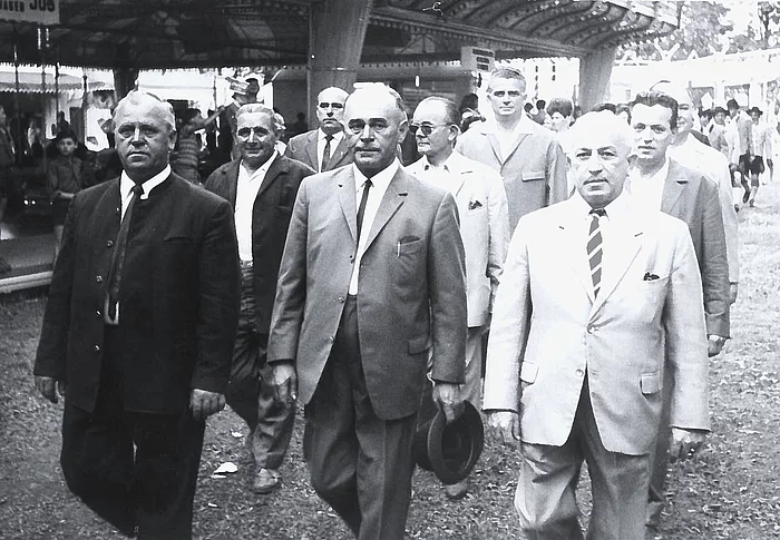 Festzug mit Ehrengästen beim Teublitzer Volksfest um 1960.