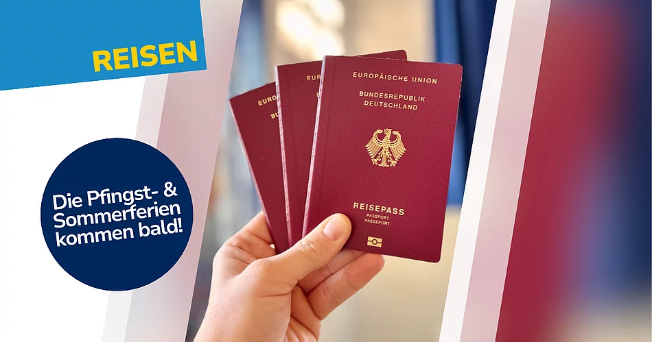 Eine Hand hält mehrere deutsche Reisepässe, daneben steht der Hinweis, dass die Pfingst- und Sommerferien bald beginnen.