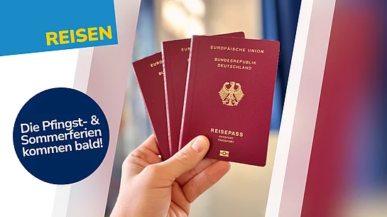 Eine Hand hält mehrere deutsche Reisepässe, daneben steht der Hinweis, dass die Pfingst- und Sommerferien bald beginnen.