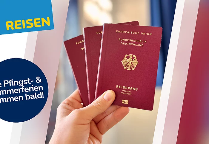 Eine Hand hält mehrere deutsche Reisepässe, daneben steht der Hinweis, dass die Pfingst- und Sommerferien bald beginnen.
