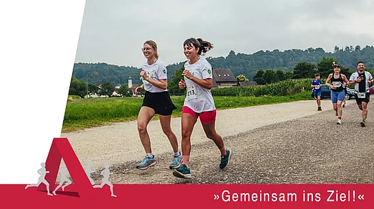 Mehrere Läuferinnen und Läufer nehmen auf einer Strecke durch die Natur am Städtedreieckslauf teil und laufen gemeinsam ihrem Ziel entgegen.