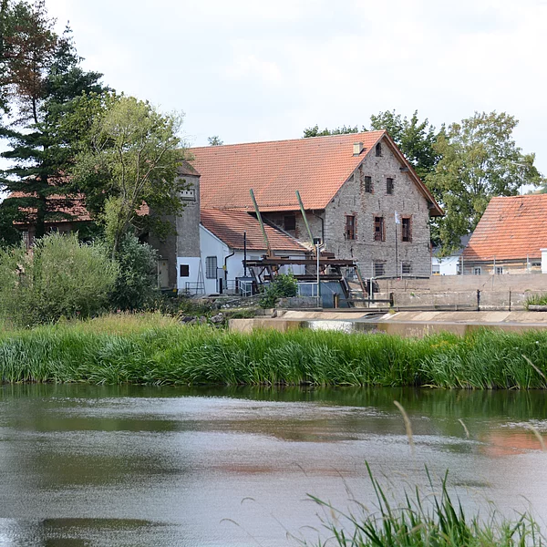 Ein sehr altes Gebäude am Ufer des Flusses Naab, auf direkter Höhe zum Wehr.