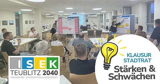 Das ISEK-Logo auf einem Bild vom Sitzungssaal mit den Mitgliedern des Teublitzer Stadtrates. Zudem die Beschriftung "Klausur Stadtrat - Stärken & Schwächen".