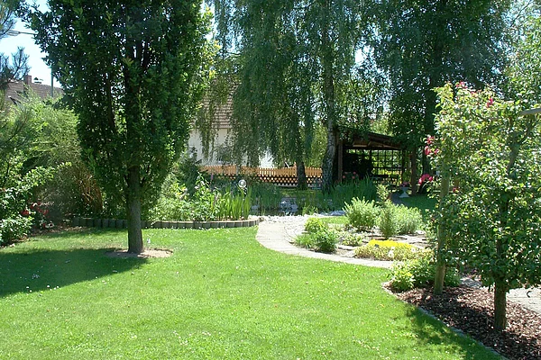 Blick in einen schön angelegten und dicht bewachsenen Garten.