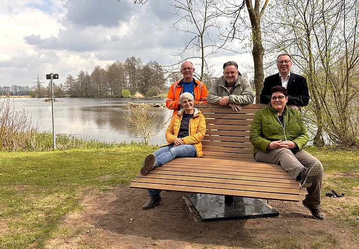 Mehrere Beteiligte präsentieren am Ufer des Hütwirls in Münchshofen eine neue Panorama-Liege, die im Rahmen des Bürgerhaushalts aufgestellt wurde.