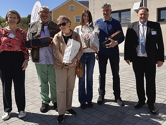 Gruppenfoto mit Beteiligten und Geehrten der Eröffnung.
