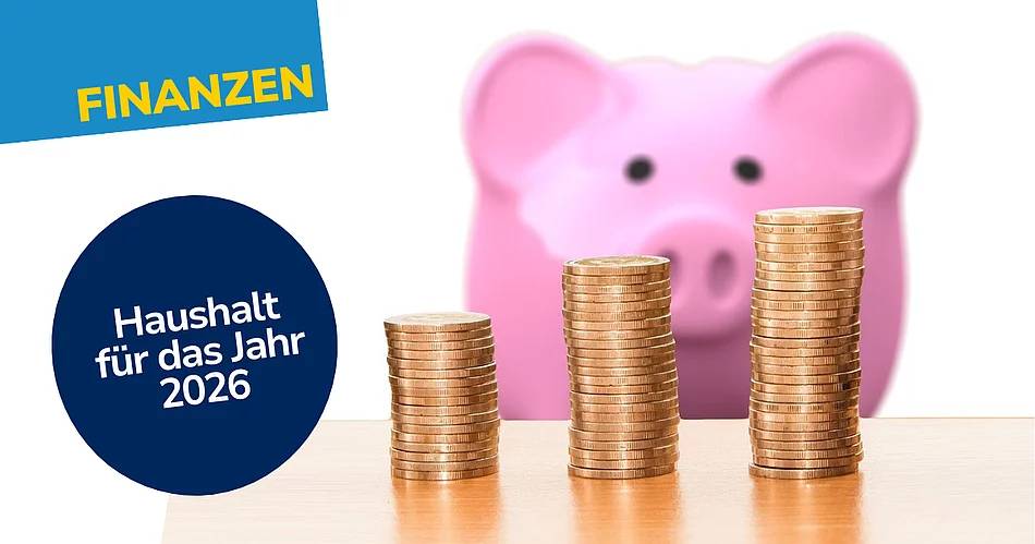 Grafik mit dem Titel „Finanzen – Haushalt für das Jahr 2026“, die drei steigende Münzstapel vor einem unscharfen Sparschwein zeigt.