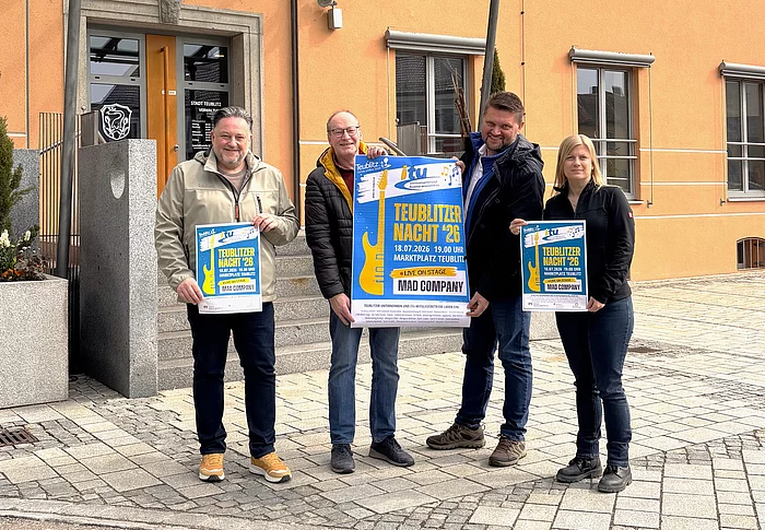 Vor dem Teublitzer Rathaus stellen mehrere Beteiligte das Plakat für die „Teublitzer Nacht 2026“ vor und werben damit für die Veranstaltung am Marktplatz.
