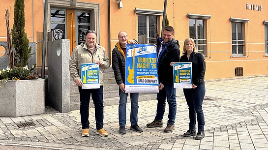 Vor dem Teublitzer Rathaus stellen mehrere Beteiligte das Plakat für die „Teublitzer Nacht 2026“ vor und werben damit für die Veranstaltung am Marktplatz.