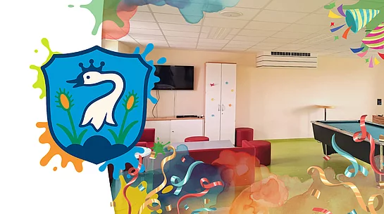 Die Grafik zeigt einen bunt dekorierten Raum des Jugendtreffs mit Sitzgelegenheiten, Fernseher und Billardtisch, kombiniert mit farbenfrohen Faschingsmotiven und dem Teublitzer Stadtwappen als Hinweis auf das Jugendtreff-Programm.