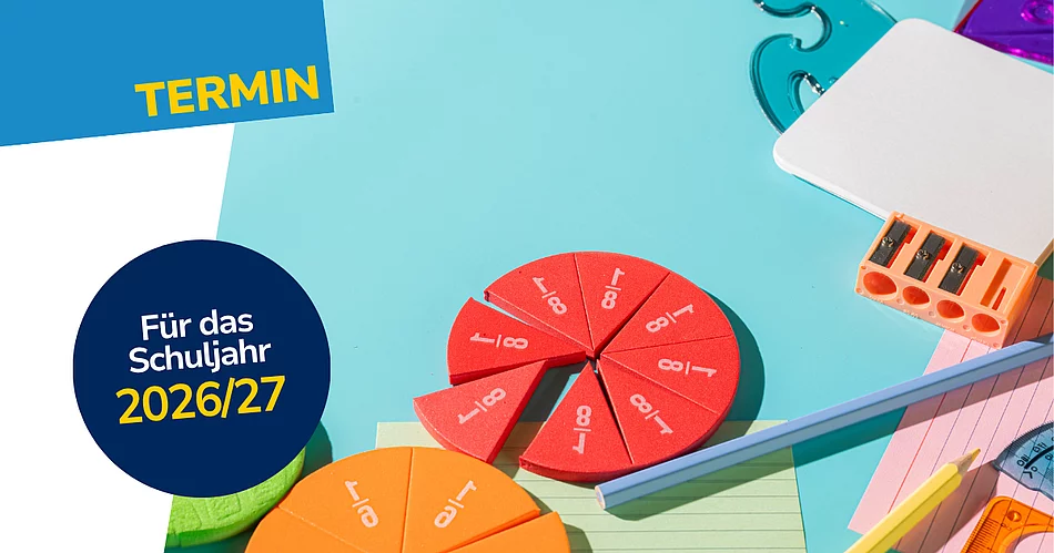 Auf einer farbigen Unterlage liegen Schulmaterialien wie Stifte, Spitzer und Notizzettel neben kreisförmig angeordneten Bruchteilen aus Kunststoff, während links ein grafischer Hinweis auf einen Termin für das Schuljahr 2026/27 eingeblendet ist.