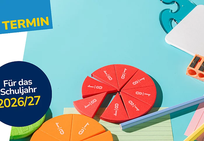 Auf einer farbigen Unterlage liegen Schulmaterialien wie Stifte, Spitzer und Notizzettel neben kreisförmig angeordneten Bruchteilen aus Kunststoff, während links ein grafischer Hinweis auf einen Termin für das Schuljahr 2026/27 eingeblendet ist.