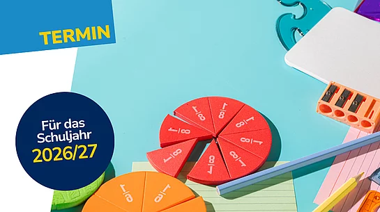 Auf einer farbigen Unterlage liegen Schulmaterialien wie Stifte, Spitzer und Notizzettel neben kreisförmig angeordneten Bruchteilen aus Kunststoff, während links ein grafischer Hinweis auf einen Termin für das Schuljahr 2026/27 eingeblendet ist.