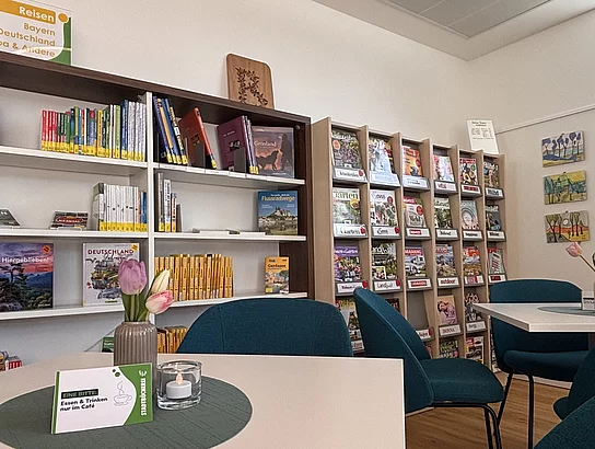 Thematisch gestalteter Bereich mit Büchern und Zeitschriften sowie gemütlichen Sitzplätzen.