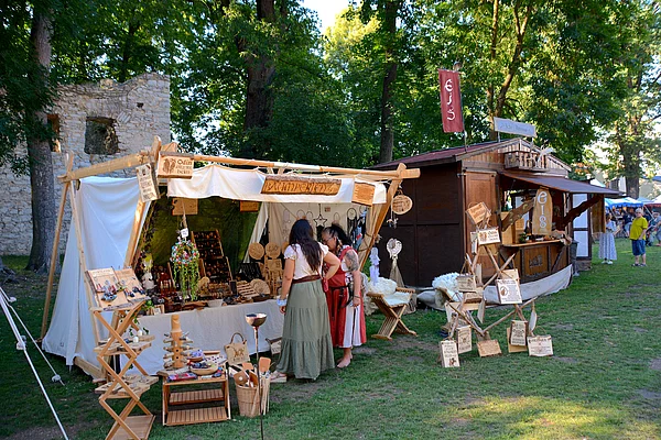 Jede Menge Händler bieten unterschiedlichste Waren an und auch für köstlich Speis und Trank ist reichlich gesorgt.