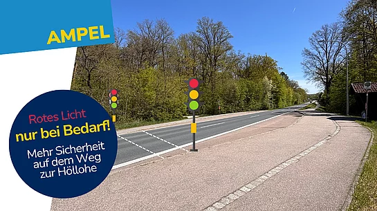 Eine ruhige Landstraße mit Gehweg, Bushaltestelle und Verkehrszeichen verläuft bei sonnigem Wetter entlang eines bewaldeten Gebiets.