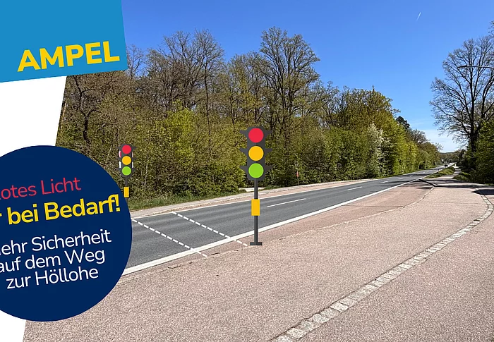 Eine ruhige Landstraße mit Gehweg, Bushaltestelle und Verkehrszeichen verläuft bei sonnigem Wetter entlang eines bewaldeten Gebiets.