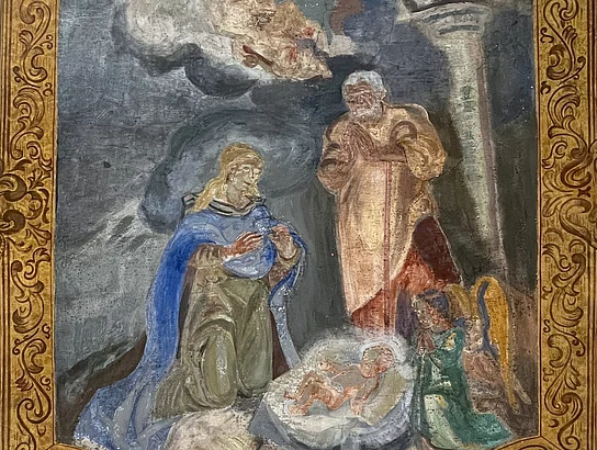 Aufnahme des Deckengemäldes vor der Restaurierung. Zu sehen ist dieselbe Darstellung mit Maria, Josef, dem Jesuskind und Engeln. Die Malerei wirkt stellenweise stark verschmutzt und weist deutlich sichtbare Schadstellen und Abnutzungen auf.