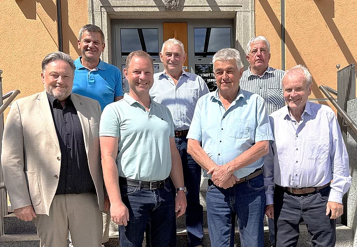 Mehrere Feldgeschworene der Stadt Teublitz stehen gemeinsam mit Bürgermeister Thomas Beer auf den Treppenstufen vor dem Rathaus beziehungsweise Verwaltungsgebäude. Die Gruppe posiert bei sonnigem Wetter für ein gemeinsames Erinnerungsfoto vor dem Eingangsbereich.