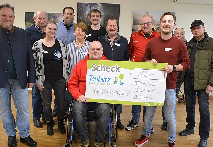 Vertreter des Reparatur-Cafés überreichten einen Spendenscheck in Höhe von 500 Euro an den Verein Städtedreieck Herzen e. V.