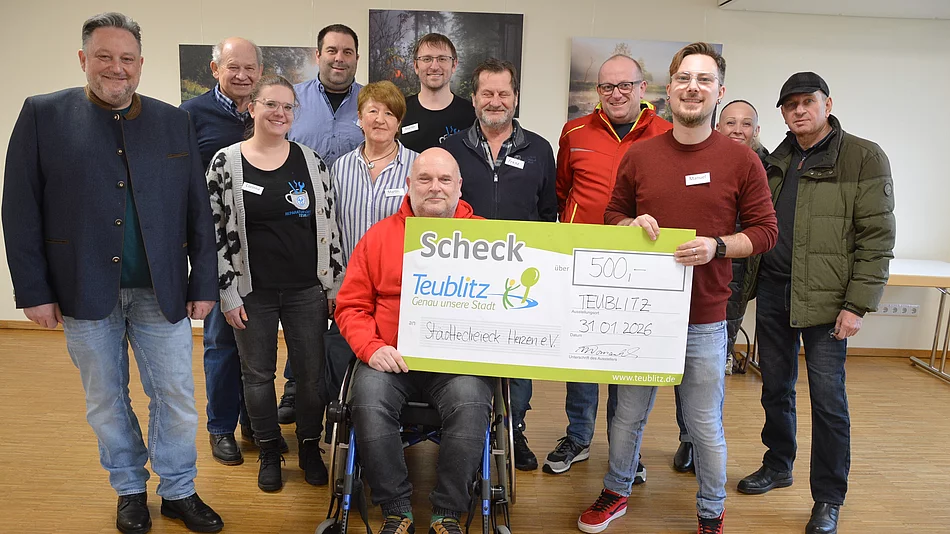 Vertreter des Reparatur-Cafés überreichten einen Spendenscheck in Höhe von 500 Euro an den Verein Städtedreieck Herzen e. V.