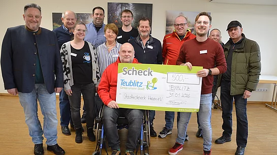 Vertreter des Reparatur-Cafés überreichten einen Spendenscheck in Höhe von 500 Euro an den Verein Städtedreieck Herzen e. V.