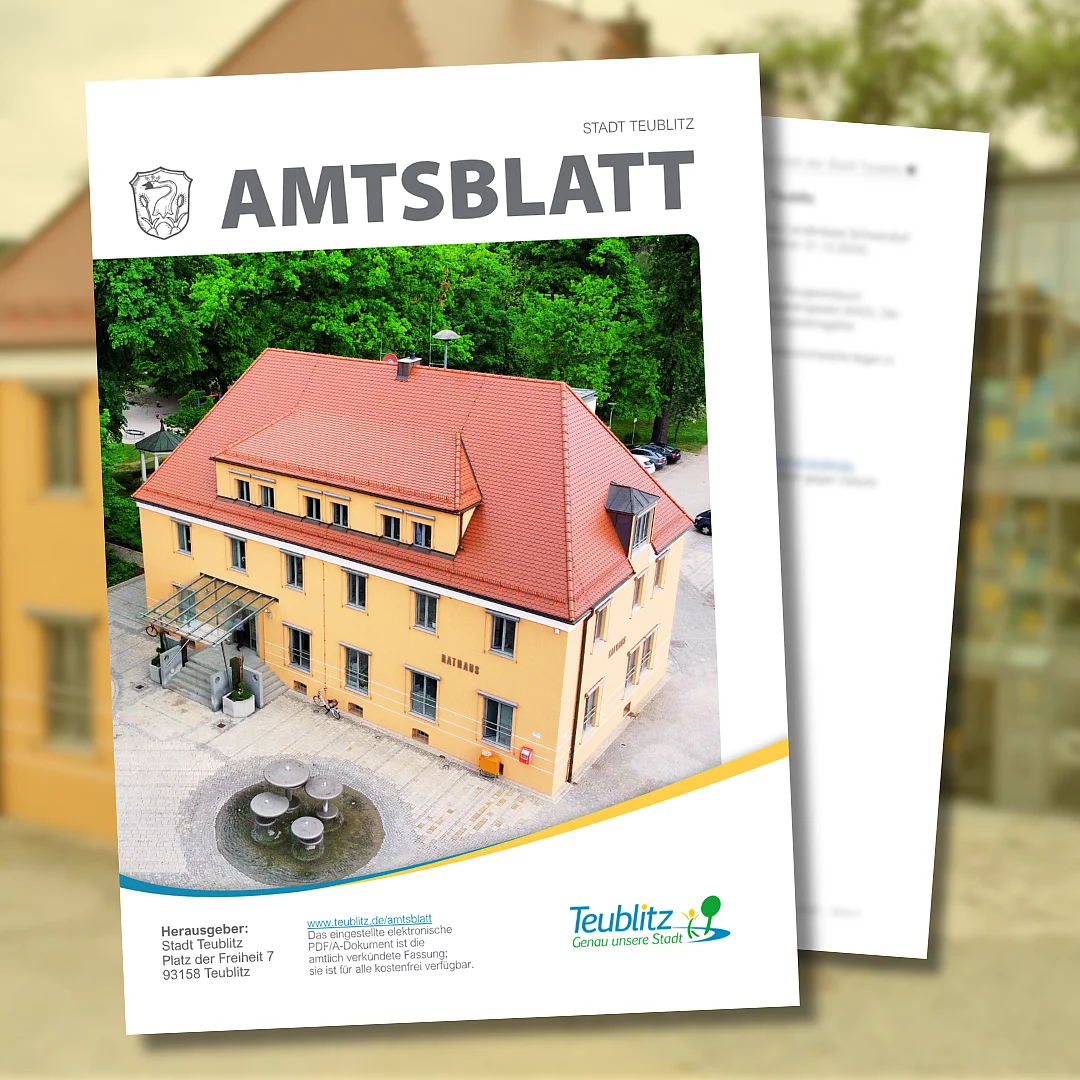 Ein grafisch gestaltetes Titelbild zeigt die Titelseite des Amtsblatts der Stadt Teublitz. Auf dem Cover ist das Rathaus aus der Vogelperspektive abgebildet, darüber steht gut sichtbar der Schriftzug „AMTSBLATT“. Im Hintergrund ist eine geöffnete Innenseite der Veröffentlichung angedeutet. Unten befindet sich das Logo der Stadt Teublitz sowie Informationen zur digitalen Verfügbarkeit des Amtsblatts.