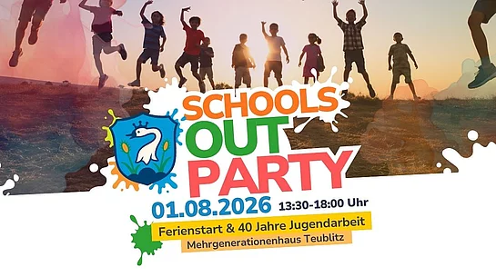 Eine farbenfrohe Veranstaltungsgrafik für die „Schools Out Party“. Im Hintergrund springen mehrere Kinder und Jugendliche bei Sonnenuntergang in die Luft. Im Vordergrund steht groß der Schriftzug „Schools Out Party“ mit einem Wappen, das einen weißen Schwan auf blauem Grund zeigt. Darunter sind die Veranstaltungsdaten angegeben: 1. August 2026, 13:30 bis 18:00 Uhr. Außerdem steht auf der Grafik: „Ferienstart & 40 Jahre Jugendarbeit“ sowie „Mehrgenerationenhaus Teublitz“. Bunte Farbkleckse und weiße Spritzer verleihen der Gestaltung einen fröhlichen, sommerlichen Charakter.