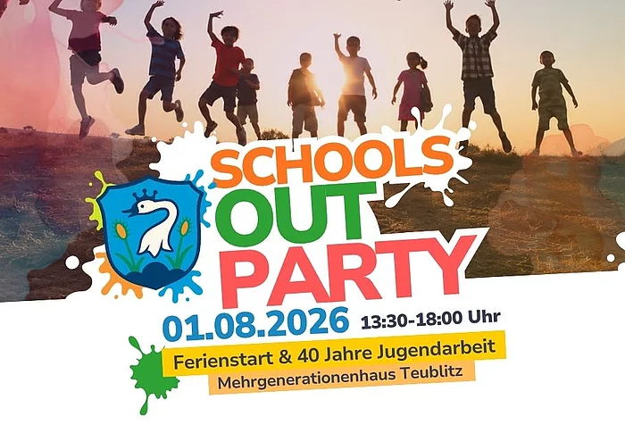 Eine farbenfrohe Veranstaltungsgrafik für die „Schools Out Party“. Im Hintergrund springen mehrere Kinder und Jugendliche bei Sonnenuntergang in die Luft. Im Vordergrund steht groß der Schriftzug „Schools Out Party“ mit einem Wappen, das einen weißen Schwan auf blauem Grund zeigt. Darunter sind die Veranstaltungsdaten angegeben: 1. August 2026, 13:30 bis 18:00 Uhr. Außerdem steht auf der Grafik: „Ferienstart & 40 Jahre Jugendarbeit“ sowie „Mehrgenerationenhaus Teublitz“. Bunte Farbkleckse und weiße Spritzer verleihen der Gestaltung einen fröhlichen, sommerlichen Charakter.
