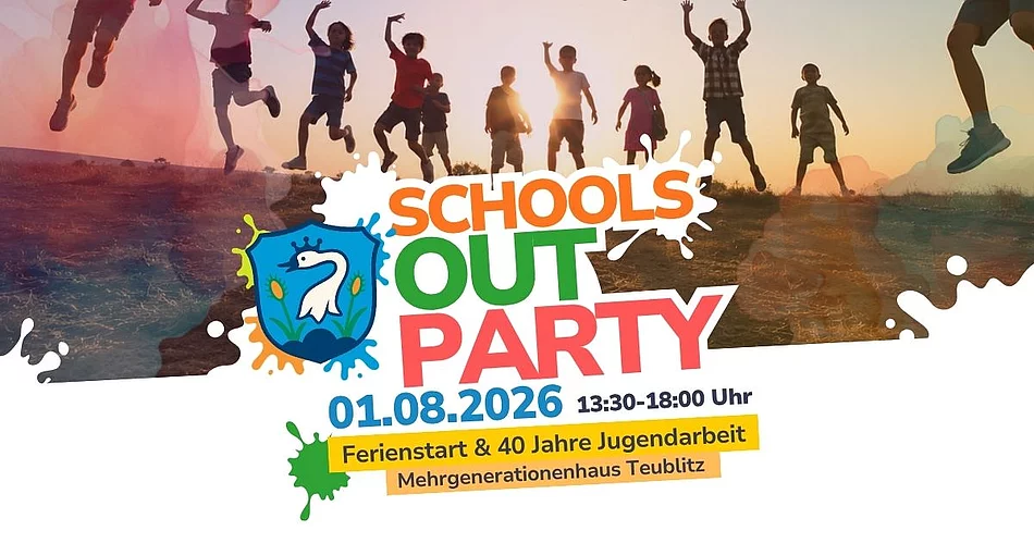 Eine farbenfrohe Veranstaltungsgrafik für die „Schools Out Party“. Im Hintergrund springen mehrere Kinder und Jugendliche bei Sonnenuntergang in die Luft. Im Vordergrund steht groß der Schriftzug „Schools Out Party“ mit einem Wappen, das einen weißen Schwan auf blauem Grund zeigt. Darunter sind die Veranstaltungsdaten angegeben: 1. August 2026, 13:30 bis 18:00 Uhr. Außerdem steht auf der Grafik: „Ferienstart & 40 Jahre Jugendarbeit“ sowie „Mehrgenerationenhaus Teublitz“. Bunte Farbkleckse und weiße Spritzer verleihen der Gestaltung einen fröhlichen, sommerlichen Charakter.