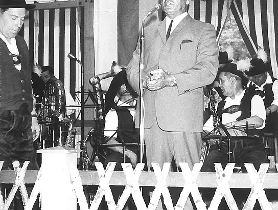 Ansprache beim Volksfest 1969 vor dem Festzelt mit Blaskapelle im Hintergrund.