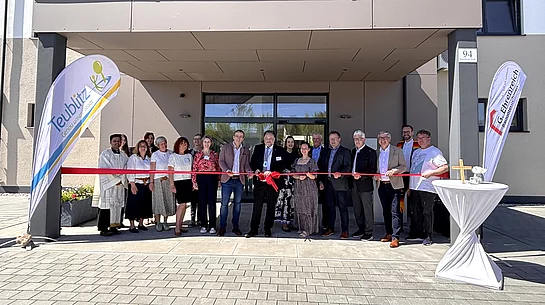 Offizielle Eröffnung der Stadtbücherei Teublitz mit Vertreterinnen und Vertretern aus Politik, Kirche und Gesellschaft beim symbolischen Banddurchschnitt.