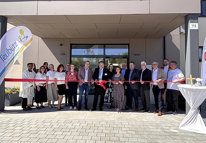 Offizielle Eröffnung der Stadtbücherei Teublitz mit Vertreterinnen und Vertretern aus Politik, Kirche und Gesellschaft beim symbolischen Banddurchschnitt.