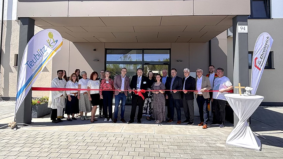 Offizielle Eröffnung der Stadtbücherei Teublitz mit Vertreterinnen und Vertretern aus Politik, Kirche und Gesellschaft beim symbolischen Banddurchschnitt.