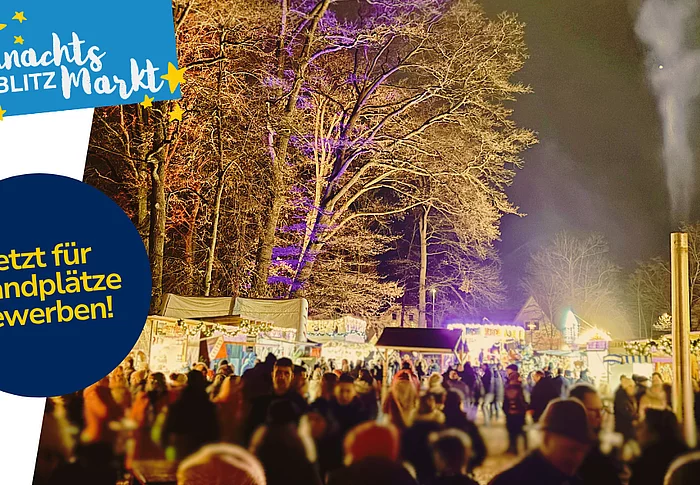 Eine stimmungsvolle Abendaufnahme zeigt den Weihnachtsmarkt im Stadtpark Teublitz. Zahlreiche Besucherinnen und Besucher schlendern zwischen festlich beleuchteten Buden, während angestrahlte Bäume und aufsteigender Dampf aus einer Feuerstelle für eine winterliche Atmosphäre sorgen. Das Bild dient als Aufruf zur Bewerbung um Standplätze für den kommenden Weihnachtsmarkt.