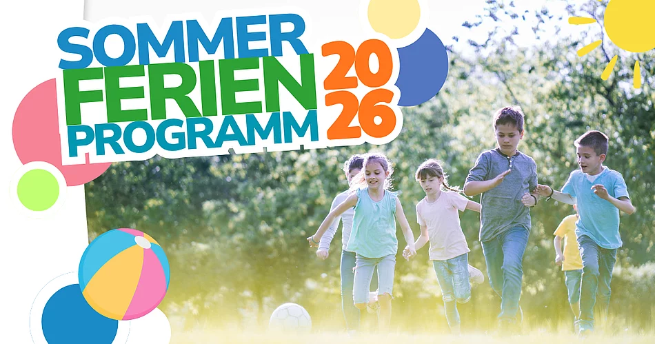 Grafik zum Sommerferienprogramm 2026 der Stadt Teublitz. Mehrere Kinder laufen und spielen gemeinsam auf einer sonnigen Wiese im Grünen, im Vordergrund liegt ein Fußball. Links oben steht groß der Schriftzug „Sommerferienprogramm 2026“ in bunten Farben. Verspielte grafische Elemente wie Kreise, ein Strandball und eine stilisierte Sonne ergänzen das sommerliche Motiv. Die Aufnahme vermittelt Freude, Bewegung und gemeinsame Freizeitaktivitäten in den Sommerferien.