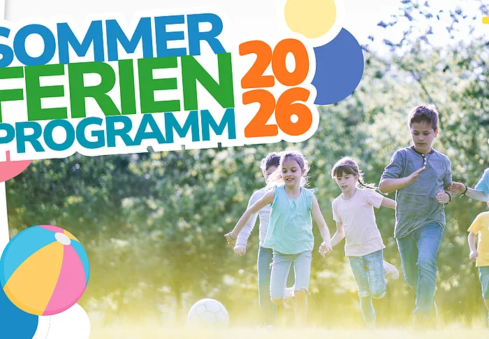 Grafik zum Sommerferienprogramm 2026 der Stadt Teublitz. Mehrere Kinder laufen und spielen gemeinsam auf einer sonnigen Wiese im Grünen, im Vordergrund liegt ein Fußball. Links oben steht groß der Schriftzug „Sommerferienprogramm 2026“ in bunten Farben. Verspielte grafische Elemente wie Kreise, ein Strandball und eine stilisierte Sonne ergänzen das sommerliche Motiv. Die Aufnahme vermittelt Freude, Bewegung und gemeinsame Freizeitaktivitäten in den Sommerferien.