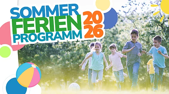 Grafik zum Sommerferienprogramm 2026 der Stadt Teublitz. Mehrere Kinder laufen und spielen gemeinsam auf einer sonnigen Wiese im Grünen, im Vordergrund liegt ein Fußball. Links oben steht groß der Schriftzug „Sommerferienprogramm 2026“ in bunten Farben. Verspielte grafische Elemente wie Kreise, ein Strandball und eine stilisierte Sonne ergänzen das sommerliche Motiv. Die Aufnahme vermittelt Freude, Bewegung und gemeinsame Freizeitaktivitäten in den Sommerferien.