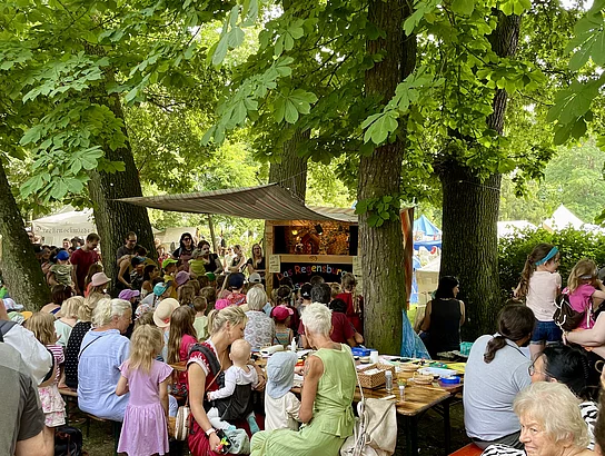Viele Gäste mit Kindern lauschen dem Schauspiel der Puppenkiste.