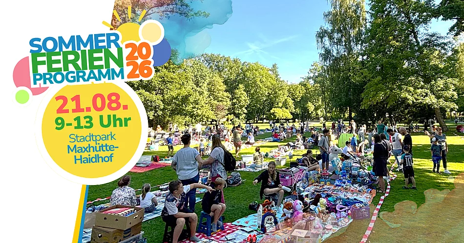 Eine weitläufige Parkanlage an einem sonnigen Tag, auf deren großen Rasenflächen zahlreiche Familien ihre Decken und Verkaufsstände aufgebaut haben. Kinder und Erwachsene stöbern zwischen Spielzeug, Büchern, Kleidung und weiteren Secondhand-Artikeln. Hohe, schattenspendende Bäume umrahmen das Gelände und verleihen dem Flohmarkt eine lebendige, zugleich entspannte Atmosphäre.