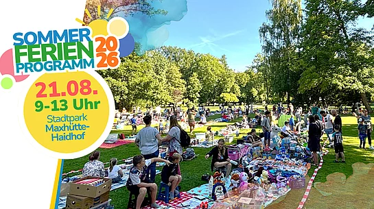 Eine weitläufige Parkanlage an einem sonnigen Tag, auf deren großen Rasenflächen zahlreiche Familien ihre Decken und Verkaufsstände aufgebaut haben. Kinder und Erwachsene stöbern zwischen Spielzeug, Büchern, Kleidung und weiteren Secondhand-Artikeln. Hohe, schattenspendende Bäume umrahmen das Gelände und verleihen dem Flohmarkt eine lebendige, zugleich entspannte Atmosphäre.