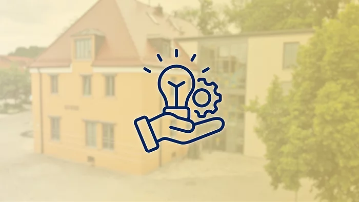 Grafik zum Thema Praktikum. Vor einem unscharf dargestellten Verwaltungsgebäude ist ein dunkelblaues Symbol zu sehen: Eine geöffnete Hand trägt eine Glühbirne und ein Zahnrad. Die Symbole stehen für Ideen, praktische Erfahrungen und das Kennenlernen von Arbeitsabläufen.